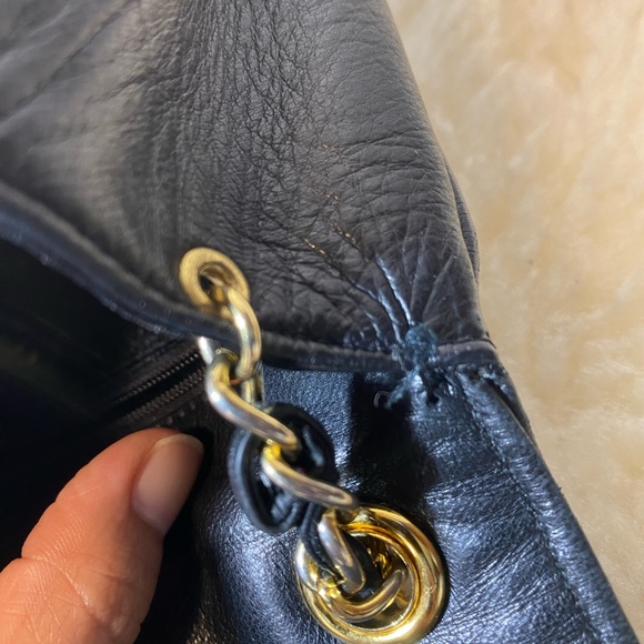 Chanel mini bag the flap in front is deformed that’s the main big flaw authentic - Picture 6 of 14